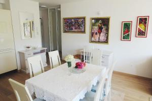 une salle à manger avec une table et des chaises blanches dans l'établissement Sweet Dream 2, à Dubrovnik