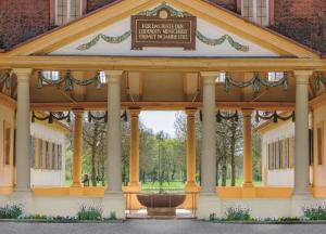 - un grand pavillon avec une fontaine dans un parc dans l'établissement Hotel Kurhaus Bad Bocklet, à Bad Bocklet