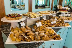 Makanan di atau berdekatan hotel