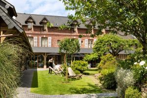 Un jardín fuera de Auberge de la Source - Hôtel de Charme, Collection Saint-Siméon