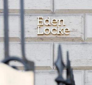 Sertifikāts, apbalvojums, norāde vai cits dokuments, kas ir izstādīts apskatei naktsmītnē Eden Locke