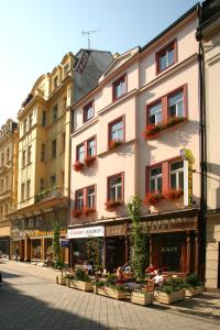 um edifício ao lado de uma rua em Hotel Kavalír em Karlovy Vary