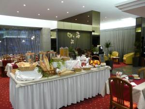 Makanan di atau di tempat lain dekat hotel