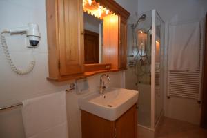 ATTICO Lodge tesisinde bir banyo