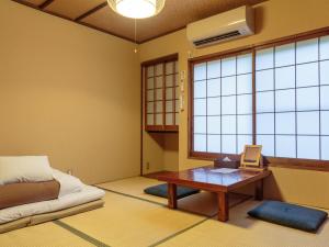 Una cama o camas en una habitación de Gion Ryokan Q-beh