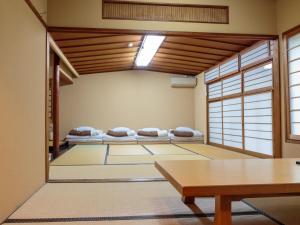 Una cama o camas en una habitación de Gion Ryokan Q-beh