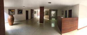 un couloir avec un vase au milieu d'un bâtiment dans l'établissement Departamento Salta Capital, à Salta