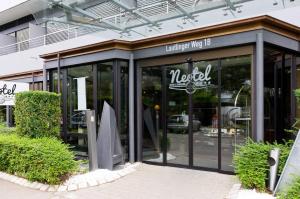 een winkel met een bord op de deur bij Arthotel ANA Neotel in Stuttgart