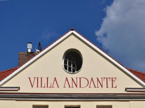 un cartello in cima a un edificio di Villa Andante Apartmenthotel a Kassel