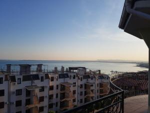 een uitzicht op het water vanuit een gebouw bij Hotel Saint Tatyana in Sveti Vlas