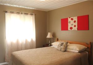 Una cama o camas en una habitación de Hidden Acres Cottages