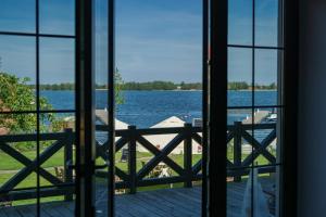 - une vue sur le lac depuis la fenêtre de la maison dans l'établissement Stare Sady Chillout Rooms "Pod Jabłoniami", à Mikołajki