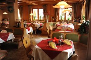 Un restaurante u otro lugar para comer en Sport und Familienhotel Klausen