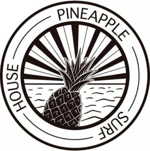 logo d’ananas en noir et blanc dans l'établissement Pineapple Surf House, à Peniche