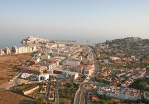 - une vue aérienne sur une ville avec des bâtiments et l'océan dans l'établissement Aparthotel Puerto Mar, à Peñíscola