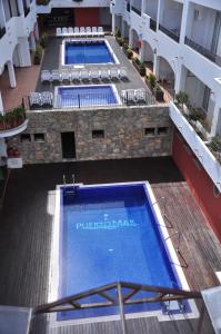 - une vue de tête sur deux piscines situées dans un bâtiment dans l'établissement Aparthotel Puerto Mar, à Peñíscola