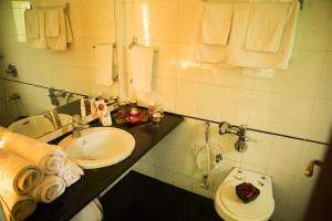 Баня в Hermitage Suites Koregaon Park Garden & Terrace Room