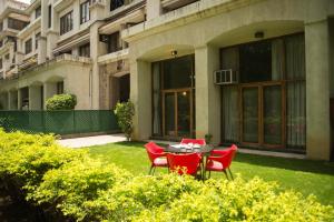 Κήπος έξω από το Hermitage Suites Koregaon Park Garden & Terrace Room