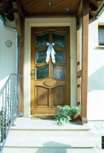 una porta di legno con un arco sopra di Pension a la Kleinert a Weimar