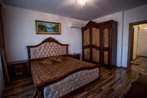 um quarto com uma cama grande e piso em madeira em Boutique Apart Hotel Versis em Sunny Beach