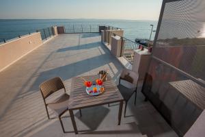 un tavolo su un balcone con un cesto di frutta di Seaside Luxury Suites a Podstrana