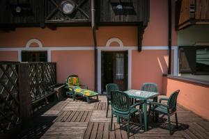 d'une terrasse avec une table et des chaises. dans l'établissement Hotel Posta R.T.A., à Madonna di Campiglio