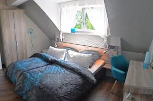 - une chambre avec un lit, une fenêtre et une table dans l'établissement Frankfurt Bed & Breakfast, à Francfort-sur-le-Main