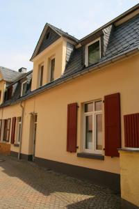 eine Reihe von Häusern mit roten Türen auf einer Straße in der Unterkunft Moselrose in Cochem