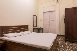 Bed and Breakfast at Colaba में एक कमरे में एक या कई बेड