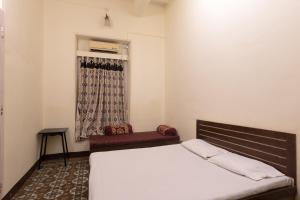 Bed and Breakfast at Colaba में एक कमरे में एक या कई बेड