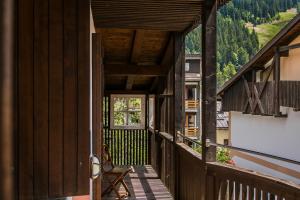 d'un balcon avec vue sur les montagnes. dans l'établissement Hotel Posta R.T.A., à Madonna di Campiglio