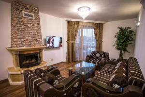 uma sala de estar com sofás e uma lareira em Boutique Apart Hotel Versis em Sunny Beach