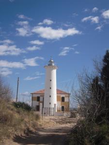 latarnia morska przy polnej drodze w obiekcie Hotel Garni Losanna w Bibione