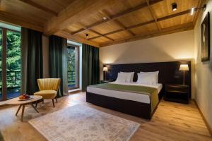 Cama ou camas em um quarto em Ana Hotels Bradul Poiana Brasov