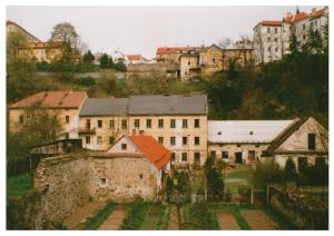 een groep gebouwen bovenop een heuvel bij Cesta in Tábor