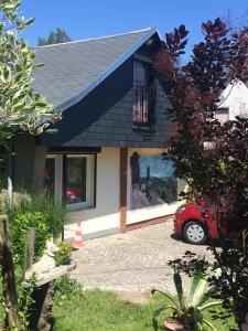 une maison avec un tableau sur son côté dans l'établissement Ferienwohnung Gürth, à Kleinhennersdorf