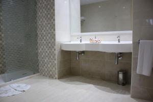 A bathroom at The Ksar Djerba Charming Hotel & SPA