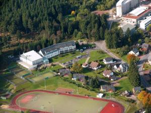 Blick auf WAGNERS Sporthotel Oberhof aus der Vogelperspektive