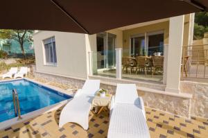 Басейн в или близо до Luxury Villa Star Lights Trogir - heated pool, hot tub, gym, billiard