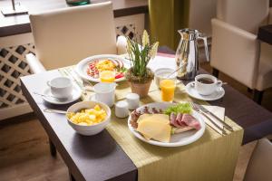 una tavola con piatti di cibo e frutta di Das Frühstückshotel Sankt Peter-Ording a Sankt Peter-Ording