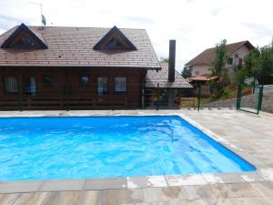 ein großer blauer Pool vor einem Haus in der Unterkunft Guesthouse Sara in Grabovac