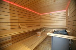 una sauna de madera con un cubo de basura. en Cristal Palace Hotel, en Madonna di Campiglio