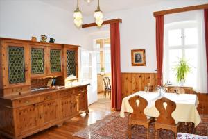 een keuken met een tafel en een wastafel in een kamer bij Villa Frischmuth am See in Altaussee