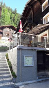 um edifício com uma mesa e cadeiras em cima em Hotel-Restaurant Drei Tannen em Niederwald