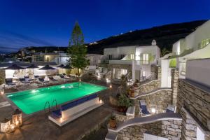 The swimming pool at or close to Bellissimo Resort