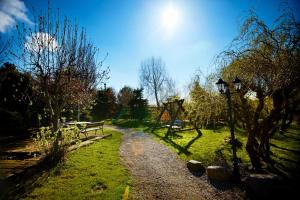 Un jardín fuera de Hotel Biesiada