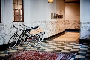 dos motos estacionadas contra una pared en el vestíbulo en Detroit Foundation Hotel, en Detroit