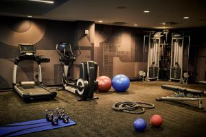 un gimnasio con equipamiento de ejercicio y pelotas en el suelo en Detroit Foundation Hotel, en Detroit