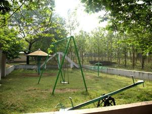 Zona de juegos para niños en MC Resort Wildlife Resort Bandipur