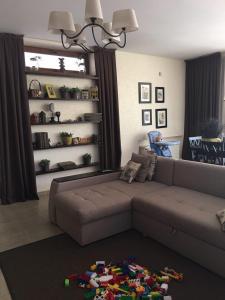 sala de estar con sofá y juguetes en el suelo en Villa Life, en Zatoka